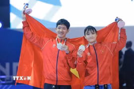 Vận động viên Nguyễn Trọng Phúc và Nguyễn Thị Kim Hà mang về tấm Huy chương Bạc đầu tiên cho đoàn thể thao Việt Nam. (Ảnh: Minh Quyết/TTXVN)