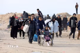 Người dân sơ tán tránh xung đột trở về nhà ở miền Trung Dải Gaza khi lệnh ngừng bắn giữa Israel và phong trào Hamas có hiệu lực, ngày 28/1/2025. (Ảnh: THX/TTXVN)