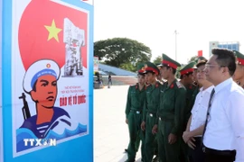 Triển lãm tranh cổ động tuyên truyền chủ quyền Biên giới và Biển đảo Tổ quốc tại Ninh Thuận. (Ảnh: Công Thử/TTXVN)