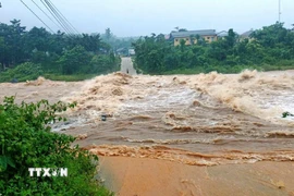 Mưa lớn khiến các điểm đường giao thông, ngầm tràn trên địa bàn xã Hướng Phùng (Quảng Trị) bị ngập, chia cắt. (Ảnh: TTXVN phát)