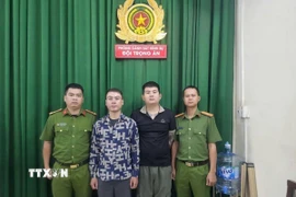 Đối tượng Hoàng Ngọc Sơn và Cao Thanh Lập tại cơ quan điều tra. (Ảnh: TTXVN phát)