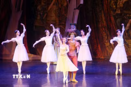 Các nghệ sỹ biểu diễn vở ballet “Romeo & Juliet”. (Ảnh: Phạm Kiên/TTXVN