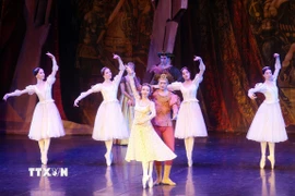Các nghệ sỹ biểu diễn vở ballet “Romeo & Juliet”. (Ảnh: Phạm Kiên/TTXVN