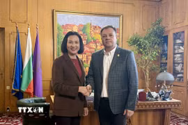 Đại sứ Nguyễn Thị Minh Nguyệt và Thị trưởng Daniel Panov. (Ảnh: TTXVN phát)