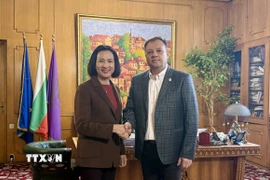 Đại sứ Nguyễn Thị Minh Nguyệt và Thị trưởng Daniel Panov. (Ảnh: TTXVN phát)
