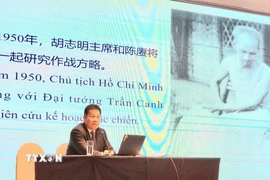 Tại tọa đàm chuyên đề "Hồ Chí Minh tại Trung Quốc”, các sinh viên đã được nghe Giáo sư Hồ Hiến Trung đến từ Trường Đoàn Trung ương Trung Quốc chia sẻ những nghiên cứu về quá trình hoạt động cách mạng của Chủ tịch Hồ Chí Minh. (Ảnh: Chu Thanh Vân/TTXVN)