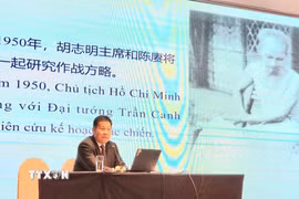 Tại tọa đàm chuyên đề "Hồ Chí Minh tại Trung Quốc”, các sinh viên đã được nghe Giáo sư Hồ Hiến Trung đến từ Trường Đoàn Trung ương Trung Quốc chia sẻ những nghiên cứu về quá trình hoạt động cách mạng của Chủ tịch Hồ Chí Minh. (Ảnh: Chu Thanh Vân/TTXVN)
