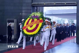 Đoàn đại biểu Ban Chấp hành Trung ương Đảng do Thủ tướng Phạm Minh Chính dẫn đầu vào viếng nguyên Phó Chủ tịch Hội đồng Bộ trưởng Đoàn Duy Thành. (Ảnh: Phạm Kiên/TTXVN)