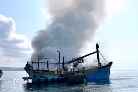 Đồn Biên phòng Thanh Hải đã huy động lực lượng hỗ trợ chữa cháy, cứu người trên tàu cá BTh95768TS trên biển Phú Hài. (Ảnh: Nguyễn Thanh/TTXVN)
