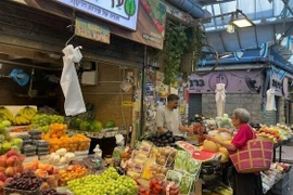 Người dân mua mua sắm tại chợ Mahane Yehuda. (Ảnh: Times of Israel)