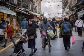 Người mua sắm chuẩn bị cho Lễ Vượt qua tại chợ Mahane Yehuda ở Jerusalem, ngày 30/3. (Ảnh: The Times of Israel)