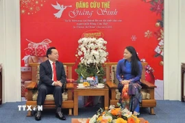 Phó Chủ tịch - Tổng Thư ký Ủy ban Trung ương Mặt trận Tổ quốc Việt Nam Nguyễn Thị Thu Hà thăm, chúc mừng Hội thánh Tin Lành (miền Bắc). (Ảnh: Phúc Hằng/TTXVN)