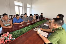 Công an tỉnh Đắk Lắk làm việc với các đối tượng liên quan trong vụ án. (Ảnh: TTXVN phát)