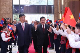 Ủy viên Bộ Chính trị, Bí thư Thành ủy Hà Nội Nguyễn Duy Ngọc đón Tổng Bí thư, Chủ tịch nước Lào Thongluon Sinsoulith đến thăm và làm việc. (Ảnh: Văn Điệp/TTXVN)