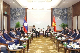 Thường trực Ban Bí thư Trần Cẩm Tú tiễn Tổng Bí thư, Chủ tịch nước Lào và Phu nhân kết thúc tốt đẹp chuyến thăm cấp Nhà nước đến Việt Nam. (Ảnh: Phương Hoa/TTXVN)