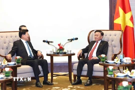 Thường trực Ban Bí thư Trần Cẩm Tú với Tổng Bí thư, Chủ tịch nước Lào Thongloun Sisoulith. (Ảnh: Phương Hoa/TTXVN)