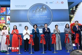 Các đại biểu thực hiện nghi thức cắt băng khai mạc trưng bày chuyên đề. (Ảnh: Thu Hương/TTXVN)