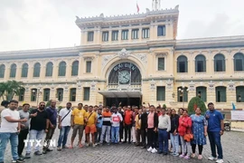 Đoàn khách MICE Ấn Độ "check in" tại Bưu điện Thành phố Hồ Chí Minh. (Ảnh: Mỹ Phương/TTXVN)