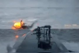 Hình ảnh trích từ video, cho thấy một máy bay không người lái trên biển của Ukraine đang tấn công tàu Dashan, một tàu chở dầu thuộc Hạm đội Bóng đêm của Nga, trên Biển Đen ngày 10/12. (Nguồn: Reuters)