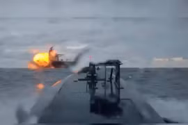 Hình ảnh trích từ video, cho thấy một máy bay không người lái trên biển của Ukraine đang tấn công tàu Dashan, một tàu chở dầu thuộc Hạm đội Bóng đêm của Nga, trên Biển Đen ngày 10/12. (Nguồn: Reuters)