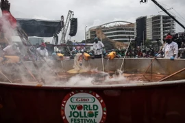 Baci sử dụng chiếc nồi đường kính 6m nấu 5 tấn gạo basmati, 600kg hành tây, 750kg dầu ăn cùng với nước sốt cà chua trước sự chứng kiến của khoảng 8.000 người. (Nguồn: AFP)