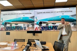 Đại diện tập đoàn Airbus giới thiệu các dòng sản phẩm và chương trình hợp tác với Việt Nam. (Ảnh: Thu Hà/TTXVN)