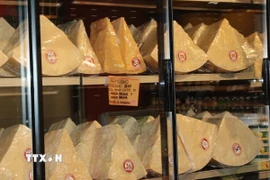 Phômai Parmigiano Reggiano cắt miếng trong cửa hàng tại Parma. (Ảnh: Trường Dụy/TTXVN)