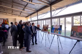 Các đại biểu tham quan triển lãm ảnh. (Ảnh: ĐSQ Việt Nam tại Mozambique/TTXVN phát)