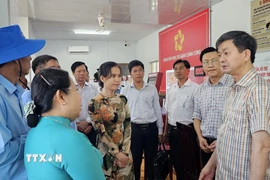 Ông Lê Quang Tùng, Ủy viên Trung ương đảng, Bí thư Thành ủy Cần Thơ (bìa phải) kiểm tra hoạt động tại Trung tâm phục vụ hành chính công xã Liêu Tú. (Ảnh: Trung Hiếu/TTXVN)