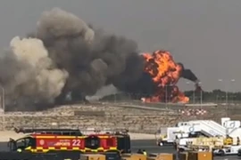 Hiện trường máy bay rơi tại Sân bay Quốc tế Al Maktoum. (Ảnh: Sky News)