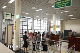 Hành khách làm thủ tục nhập cảnh ở cửa khẩu Bắc Luân 1 (cửa khẩu Quốc tế Móng Cái), thành phố Móng Cái, tỉnh Quảng Ninh. (Ảnh: Vũ Sinh/TTXVN)