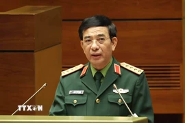 Đại tướng Phan Văn Giang, Ủy viên Bộ Chính trị, Bộ trưởng Bộ Quốc phòng giới thiệu Chuyên đề: "Tư duy, nhận thức mới về Quốc phòng, bảo vệ Tổ quốc của Đại hội XIV". (Ảnh: Phương Hoa/TTXVN)