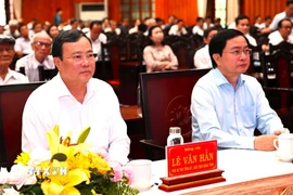 Ủy viên Trung ương Đảng, Bí thư Tỉnh ủy Tây Ninh Nguyễn Văn Quyết (bìa phải) và Phó Bí thư, Chủ tịch UBND tỉnh Tây Ninh Lê Văn Hẳn, dự Hội nghị tại điểm cầu phường Long An. (Ảnh: Thanh Bình/TTXVN)