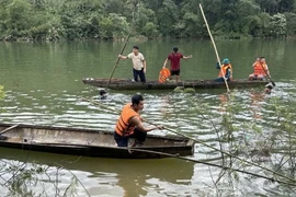 Lực lượng chức năng và người dân tìm kiếm tung tích nạn nhân. (Nguồn: Báo Nhân Dân)