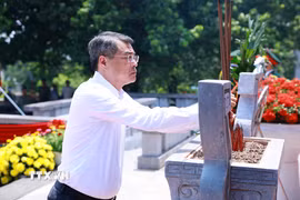 Thủ tướng Lê Minh Hưng dâng hương tưởng niệm các Anh hùng Liệt sỹ tỉnh Phú Thọ. (Ảnh: Dương Giang/TTXVN)