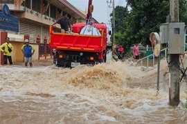 Bờ kè bị hư hại khiến nước lũ tràn vào khu vực ven sông gần Wat Khunsuwan ở quận Muang, tỉnh Sukhothai. (Ảnh: bangkokpost)