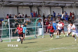 Một pha bóng trong trận chung kết giữa hai đội VN Amsterdam FC (Hà Lan) và Viet Gold FC (Pháp). (Ảnh: Hương Giang/TTXVN)