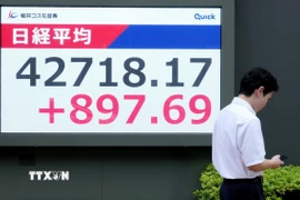 Bảng điện tử hiển thị chỉ số chứng khoán Nikkei 225 tại Tokyo, Nhật Bản ngày 12/8/2025. (Ảnh: Kyodo/TTXVN)