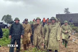 Phó Phó Thủ tướng Trần Hồng Hà cùng đoàn công tác kiểm tra công tác gia cố tuyến đê Hội Thống, xã Đan Hải, tỉnh Hà Tĩnh. (Ảnh: TTXVN phát)