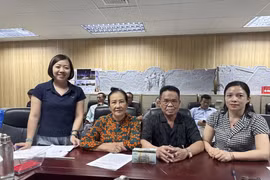 Các hộ đầu tiên nhận tiền bồi thường, hỗ trợ tái định cư để giải phóng mặt bằng thực hiện dự án Tuyến đường sắt tốc độ cao Hà Nội - Quảng Ninh. (Nguồn: Trang thông tin điện tử phường Uông Bí)