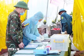 Triển khai lấy mẫu hài cốt liệt sỹ để phục vụ giám định ADN tại Nghĩa trang liệt sĩ Yên Nam phường Duy Tiên Ninh Bình. (Ảnh: Đại Nghĩa/TTXVN)