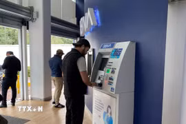 Người dân Mexico rút tiền tại cây ATM. (Ảnh: Phương Lan/TTXVN)