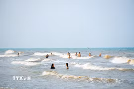Với không gian thoáng đãng, làn nước mát, các bãi biển Hà Tĩnh trở thành điểm đến hấp dẫn của du khách trong những ngày nắng nóng. (Ảnh: Hữu Quyết/TTXVN)