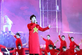 Ca sỹ Tùng Dương biểu diễn trong chương trình nghệ thuật đặc biệt “Tự hào là người Việt Nam”. (Ảnh: Phương Hoa/TTXVN)