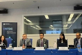 Đại sứ Vũ Lê Thái Hoàng (giữa) và các đại biểu tại Hội thảo. (Ảnh: Báo Nhân dân)