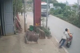 Đối tượng Đặng Từ Thịnh đẩy chiến sỹ Cảnh sát giao thông vào đầu xe tải đang lưu thông. (Ảnh cắt từ clip sự việc)