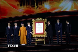 Thứ trưởng Bộ Văn hóa, Thể thao và Du lịch Tạ Quang Đông trao Bằng UNESCO ghi danh Quần thể Di tích và Danh thắng Yên Tử - Vĩnh Nghiêm - Côn Sơn, Kiếp Bạc là Di sản văn hóa thế giới cho 3 địa phương Hải Phòng, Quảng Ninh, Bắc Ninh. (Ảnh: Đức Hiếu/TTXVN)