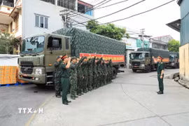 Lực lượng Hậu cần - Kỹ thuật chuẩn bị hàng hóa, lương thực, thực phẩm chuẩn bị lên đường sang Venezuela. (Ảnh: TTXVN phát)
