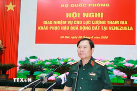 Đại tướng Nguyễn Tân Cương, Ủy viên Trung ương Đảng, Tổng Tham mưu trưởng QĐND Việt Nam, Thứ trưởng Bộ Quốc phòng phát biểu giao nhiệm vụ cho các sỹ quan, quân nhân lên đường sang Venezuela làm nhiệm vụ. (Ảnh: Trọng Đức/TTXVN)