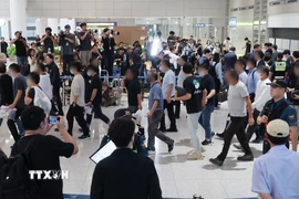 Hàn trăm lao động Hàn Quốc, bị bắt giữ tại công trường xây dựng nhà máy sản xuất pin xe điện của liên doanh Hyundai-LG ở Georgia (Mỹ), về tới sân bay Incheon, Hàn Quốc ngày 12/9/2025. (Ảnh: Yonhap/TTXVN)